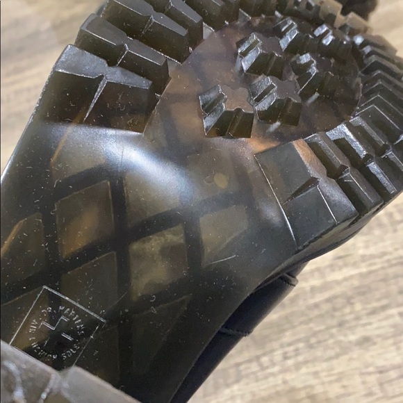 Dr. Martens Averil 6-eye Padded Collar Heel Boots - Picture 11 of 16